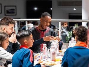Pertama Kalinya! MU Gelar Buka Puasa di Old Trafford Pertama Kalinya! MU Gelar Buka Puasa di Old Trafford