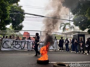 Aksi Dobrak Pagar DPRD Warnai Aksi Tolak UU TNI di Banyuwangi