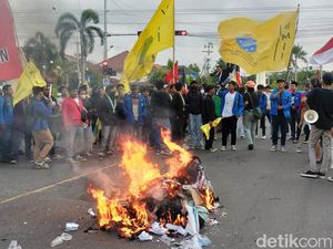 Aksi Blokir Jalur Pantura Tuban dan Bakar Pocong Warnai Demo Tolak UU TNI Aksi Blokir Jalur Pantura Tuban dan Bakar Pocong Warnai Demo Tolak UU TNI