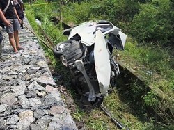 Video: Mobil Pemudik Vs KA Batara Kresna di Sukoharjo, 4 Tewas
