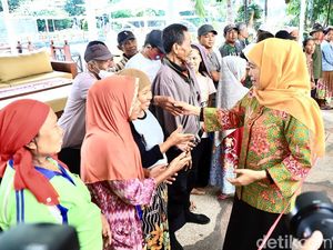 Gubernur Khofifah Bagikan 200 Paket Sembako untuk Warga di Sekitar Grahadi Gubernur Khofifah Bagikan 200 Paket Sembako untuk Warga di Sekitar Grahadi