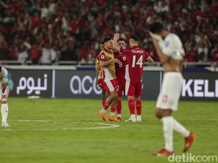 Indonesia Vs Bahrain Timnas Indonesia meraih kemenangan 1-0 atas Bahrain. Gol Ole Romeny memenangkan skuad Garuda dan menjaga harapan lolos ke Piala Dunia 2026 tetap menyala. Indonesia menghadapi Bahrain di Stadion Utama Gelora Bung Karno, Selasa (25/3/2025) malam WIB.