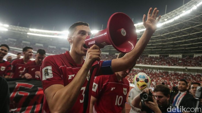 Timnas Indonesia meraih kemenangan 1-0 atas Bahrain. Gol Ole Romeny memenangkan skuad Garuda dan menjaga harapan lolos ke Piala Dunia 2026 tetap menyala. Indonesia menghadapi Bahrain di Stadion Utama Gelora Bung Karno, Selasa (25/3/2025) malam WIB.