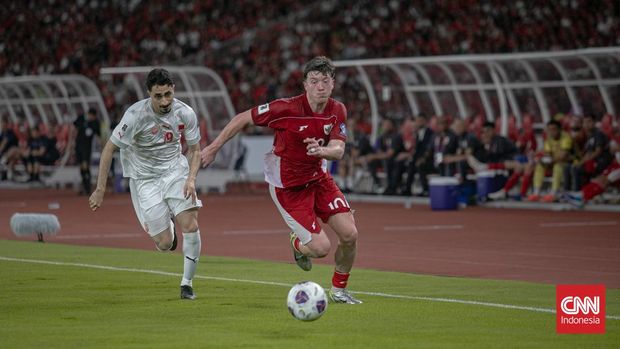 Ole Romeny saat Timnas Indonesia melawan Bahrain pada Kualifikasi Piala Dunia 2026 di Stadion Utama Gelora Bung Karno, Jakarta, Selasa (25/3). (CNN Indonesia/Adi Maulana Ibrahim)