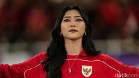 Pemanasan itu dipandu oleh Isyana Sarasvati yang membawakan lagu Bagimu Negeri dan Indonesia Pusaka dengan nada seriosa yang indah. 