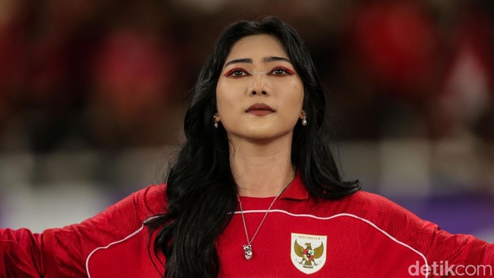 Isyana Sukses Isyana Sarasvati membawakan dua lagu nasional sebelum dimulainya laga Timnas Indonesia di SUGBK, Jakarta, Selasa (25/3/2025). Indonesia menang 1-0 atas Bahrain.