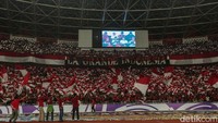 64 ribu suporter yang hadir pun sontak bernyanyi bersama wanita berusia 31 tahun itu. 