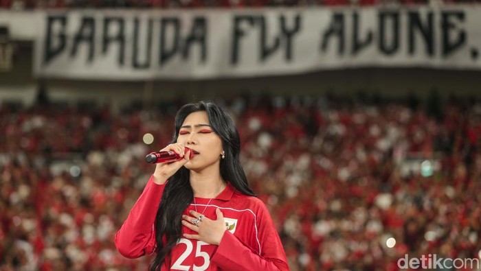 Isyana Sukses Isyana Sarasvati membawakan dua lagu nasional sebelum dimulainya laga Timnas Indonesia di SUGBK, Jakarta, Selasa (25/3/2025). Indonesia menang 1-0 atas Bahrain.