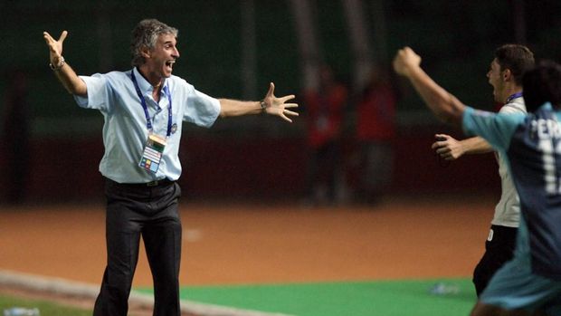 Indonesian coach Ivan Kolev (L) celebrates after their win against Bahrain during the Asian Cup 2007 Group D football match at the Bung Karno stadium in Jakarta, 10 July 2007. Indonesia defeated Bahrain 2-1. AFP PHOTO/Bay ISMOYO (Photo by BAY ISMOYO / AFP)