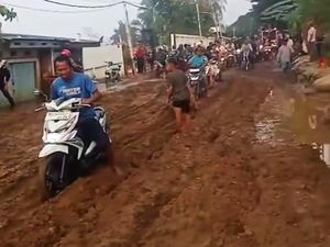Jeritan Warga Gandus Palembang Jalan Penuh Tanah Liat dan Sulit Dilalui Jeritan Warga Gandus Palembang Jalan Penuh Tanah Liat dan Sulit Dilalui