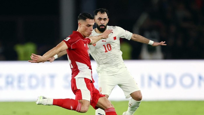 Soccer Football - World Cup - AFC Qualifiers - Third Round - Group C - Indonesia v Bahrain - Gelora Bung Karno Complex, Jakarta, Indonesia - March 25, 2025 Bahrains Komail Al Aswad in action with Indonesias Joey Pelupessy REUTERS/Ajeng Dinar Ulfiana