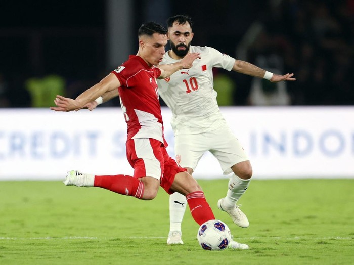 Joey Pelupessy Soccer Football - World Cup - AFC Qualifiers - Third Round - Group C - Indonesia v Bahrain - Gelora Bung Karno Complex, Jakarta, Indonesia - March 25, 2025 Bahrains Komail Al Aswad in action with Indonesias Joey Pelupessy REUTERS/Ajeng Dinar Ulfiana