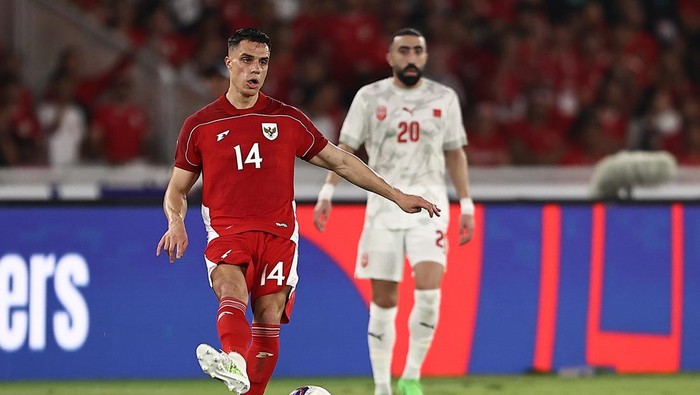 JAKARTA, INDONESIA - MARCH 25: Joey Pelupessy of Indonesia in action during the FIFA World Cup qualifier Asian third round Group C match between Indonesia and Bahrain at Gelora Bung Karno Stadium on March 25, 2025 in Jakarta, Indonesia. (Photo by Robertus Pudyanto/Getty Images)