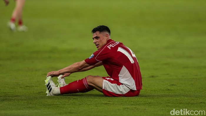 Joey Pelupessy Joey Pelupessy dalam laga Timnas Indonesia melawan Bahrain di Stadion Utama Gelora Bung Karno.