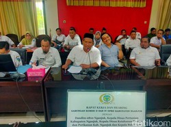 Harga Gabah Anjlok Rp 5.700, Puluhan Kades di Nganjuk Geruduk DPRD