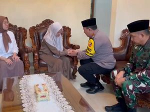 Tiba di Rumah Duka Briptu Anumerta Ghalib, Kapolri-Panglima TNI Sampaikan Dukacita Mendalam Tiba di Rumah Duka Briptu Anumerta Ghalib, Kapolri-Panglima TNI Sampaikan Dukacita Mendalam