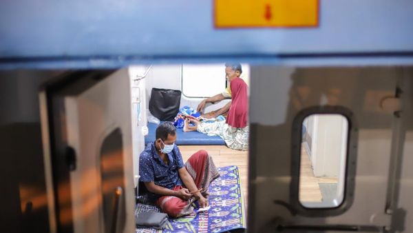 Keberangkatan Kapal di Pelabuhan Gresik Delay 21 Jam Akibat Cuaca Buruk