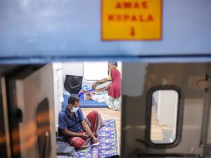 Keberangkatan Kapal di Pelabuhan Gresik Delay 21 Jam Akibat Cuaca Buruk