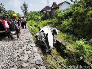 KA Batara Kresna Tabrak Mobil di Sukoharjo, 4 Orang Tewas KA Batara Kresna Tabrak Mobil di Sukoharjo, 4 Orang Tewas