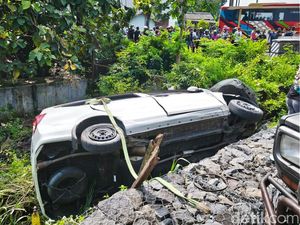 Mobil Tertabrak KA Batara di Sukoharjo, 4 Orang Tewas Mobil Tertabrak KA Batara di Sukoharjo, 4 Orang Tewas