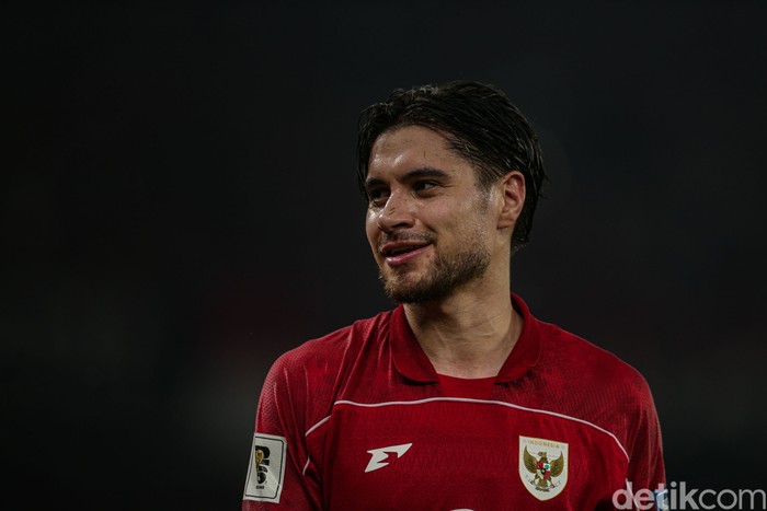 Kevin Diks dalam laga Timnas Indonesia melawan Bahrain di Stadion Utama Gelora Bung Karno.