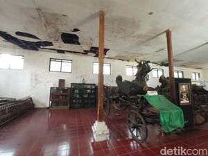Atap Museum Keraton Kanoman Jebol, Benda Pusaka Bersejarah Terancam Atap Museum Keraton Kanoman Jebol, Benda Pusaka Bersejarah Terancam