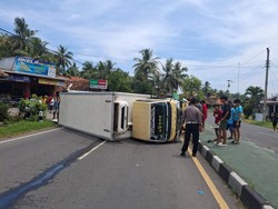 Tabrak Pembatas Jalan, Truk Boks Terguling di Temon Kulon Progo