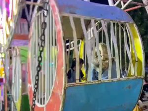 Viral Tiang Bianglala di Alun-alun Ponorogo Copot, Pengunjung Panik Viral Tiang Bianglala di Alun-alun Ponorogo Copot, Pengunjung Panik