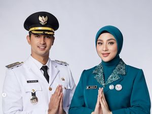 Foto Margin Wieheerm Pakai Seragam PKK Dampingi Ali Syakieb, Cantik Flawless