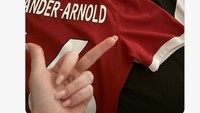 Jersey milik TAA pun diberi gestur jari tengah oleh fans Liverpool yang kecewa. (Foto: Twitter)