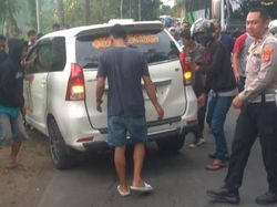 Mobil Pemudik Nyaris Masuk Jurang di Jalur Tengkorak Tasikmalaya Mobil Pemudik Nyaris Masuk Jurang di Jalur Tengkorak Tasikmalaya