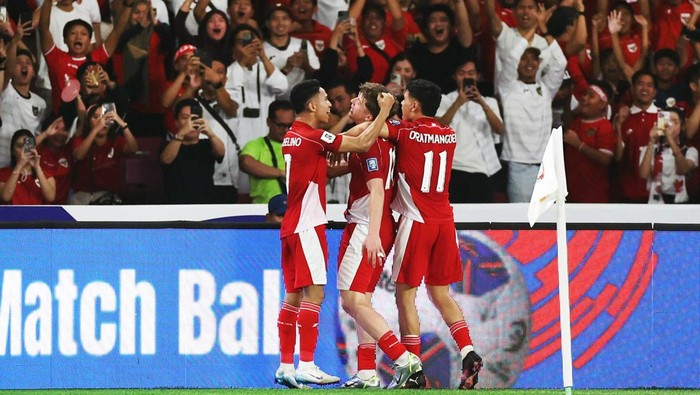 Ole Romeny Soccer Football - World Cup - AFC Qualifiers - Third Round - Group C - Indonesia v Bahrain - Gelora Bung Karno Complex, Jakarta, Indonesia - March 25, 2025 Indonesias Ole Romeny celebrates scoring their first goal with Ragnar Oratmangoen and Marselino Ferdinan REUTERS/Ajeng Dinar Ulfiana