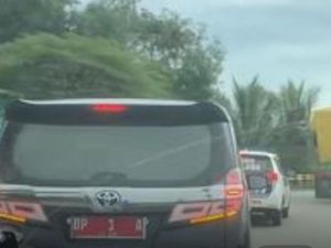 Mobil Dinas Wali Kota Parepare Nunggak Pajak Rp 4,5 Juta Mobil Dinas Wali Kota Parepare Nunggak Pajak Rp 4,5 Juta