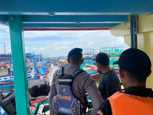 Polairud Polresta Pati Patroli Rutin Cegah Kemacetan Kapal di Sungai Silugonggo Polairud Polresta Pati Patroli Rutin Cegah Kemacetan Kapal di Sungai Silugonggo