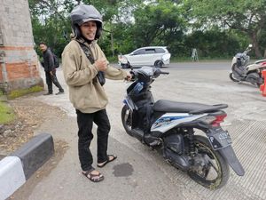 Cerita Pemudik: Gunakan Rumput untuk Isi Ban Motor yang Bocor Cerita Pemudik: Gunakan Rumput untuk Isi Ban Motor yang Bocor