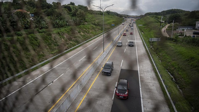 Penampakan Arus Mudik di GT Kalikangkung Semarang Kendaraan antre memasuki Gerbang Tol Kalikangkung di Semarang, Jawa Tengah, Rabu (26/3/2025). Volume kendaraan arus balik kampung Tol Trans Jawa Batang-Semarang dari arah Jakarta yang memasuki Gerbang Tol Kalikangkung menuju ke sejumlah daerah di Jateng dan Jatim pada H-5 Idulfitri sampai pukul 18.25 WIB terpantau ramai lancar. ANTARA FOTO/Aprillio Akbar/tom.