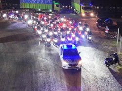 Polisi di Lampung Kawal Pemudik yang Bermotor di Malam Hari