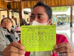 Tabungan Lebaran Tak Cair, Ratusan Emak-emak di Mojokerto Ngaplo