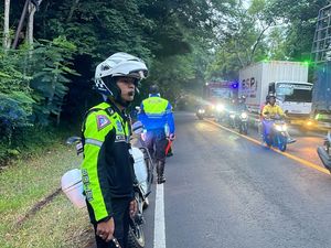 Polisi Rekayasa Lalin-Buka Kantong Parkir Urai Antrean Pemudik di Gilimanuk Polisi Rekayasa Lalin-Buka Kantong Parkir Urai Antrean Pemudik di Gilimanuk