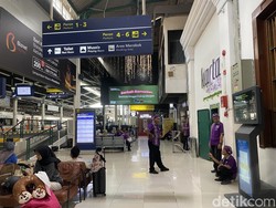 Orderan Masih Sepi, Porter Stasiun Tugu Berharap Berkah Lebaran