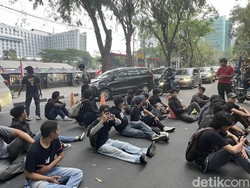 Puluhan Mahasiswa Demo di DPRD Sumut, Tuntut Pencabutan UU TNI