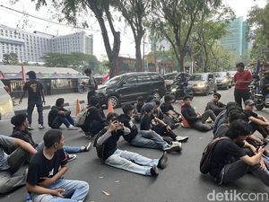 Puluhan Mahasiswa Demo di DPRD Sumut, Tuntut Pencabutan UU TNI Puluhan Mahasiswa Demo di DPRD Sumut, Tuntut Pencabutan UU TNI