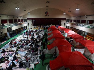 Ramai-ramai Warga Terdampak Kebakaran Hutan di Korea Selatan Mengungsi