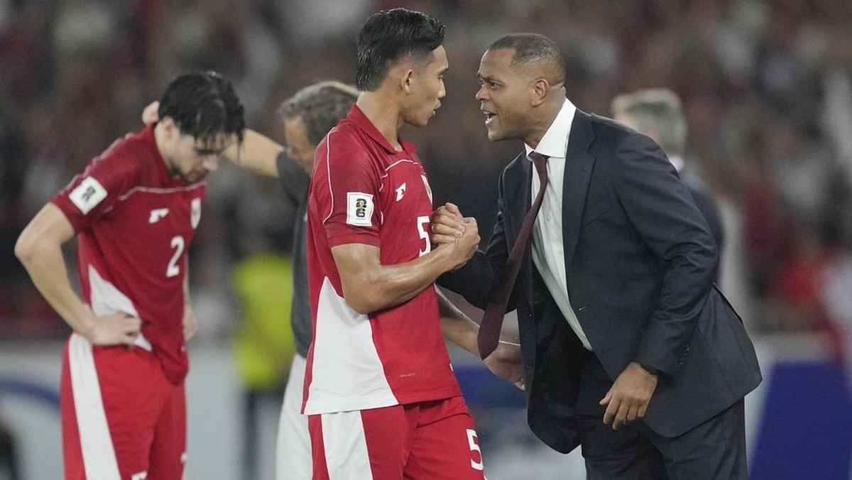 Pelatih timnas Indonesia Patrick Kluivert memuji performa Rizky Ridho usai laga melawan Bahrain (Foto: AP/Tatan Syuflana)