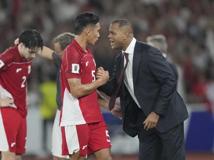 Rizky Ridho, Patrick Kluivert Indonesias head coach Patrick Kluivert, right, talks to Indonesias Rizky Ridho Ramadhani during the third round of the 2026 World Cup Group C Asia qualifier soccer match between Indonesia and Bahrain at Gelora Bung Karno Main Stadium in Jakarta, Indonesia, Tuesday, March 25, 2025. (AP Photo/Tatan Syuflana)