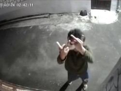 Viral Pria Acung Jari Tengah-Tendang Gerbang Saat Bangunkan Sahur di Bogor