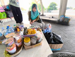 Kisah Ibu Tangguh yang Bertahan di Tengah Sepinya Pemudik