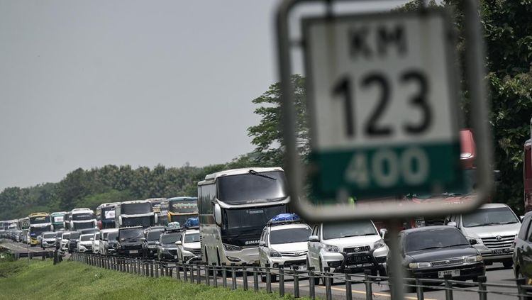 Waspada Puncak Macet Nataru Tol Cipali: Tanggal Krusial yang Perlu Anda Tahu!