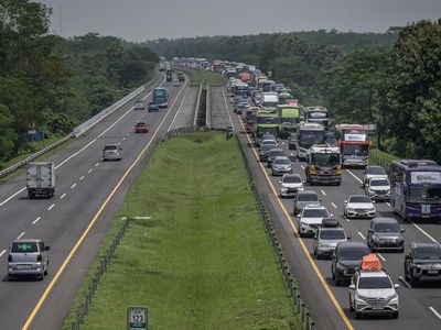 Suasana Arus Mudik di Tol Cipali, Mulai Padat Merayap