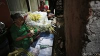 Potret Kesibukan di Kampung Ketupat Kota Bandung Jelang Lebaran 2025